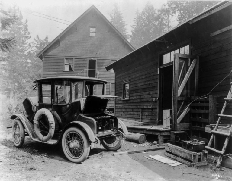 Bil med elektrisk drift, en elbil med batterier blir ladet rundt år 1900. Elbil-historie