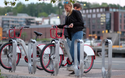 Aluminium fra norske vrakbiler blir sykkelstativ i Trondheim og Bergen sentrum