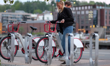 Aluminium fra norske vrakbiler blir sykkelstativ i Trondheim og Bergen sentrum